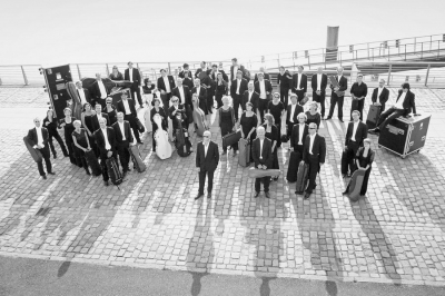 Das Eröffnungskonzert am 15.06.2018 übernimmt das Festivalorchester, die Deutsche Kammerphilharmonie Bremen mit Ihrem Dirigenten Pavo Järvi und der Violoncellistin Sol Gabetta, mit dem letzten großen Werk Edward Elgars Konzert für Violoncello und Orchester e-Moll op. 98.