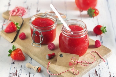 Die neue Beerensaison ist die beste Gelegenheit, Marmeladen und Fruchtaufstriche zuzubereiten. Doppelt lecker ist dieser selbst gemachte Aufstrich mit Erdbeeren und Himbeeren.
